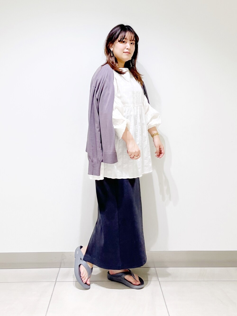 ホワイト系のシャツ/ブラウス、グレー系のカーディガン/ボレロ、グレー系のスカートを着用したレディースの春コーディネートの4枚目の写真