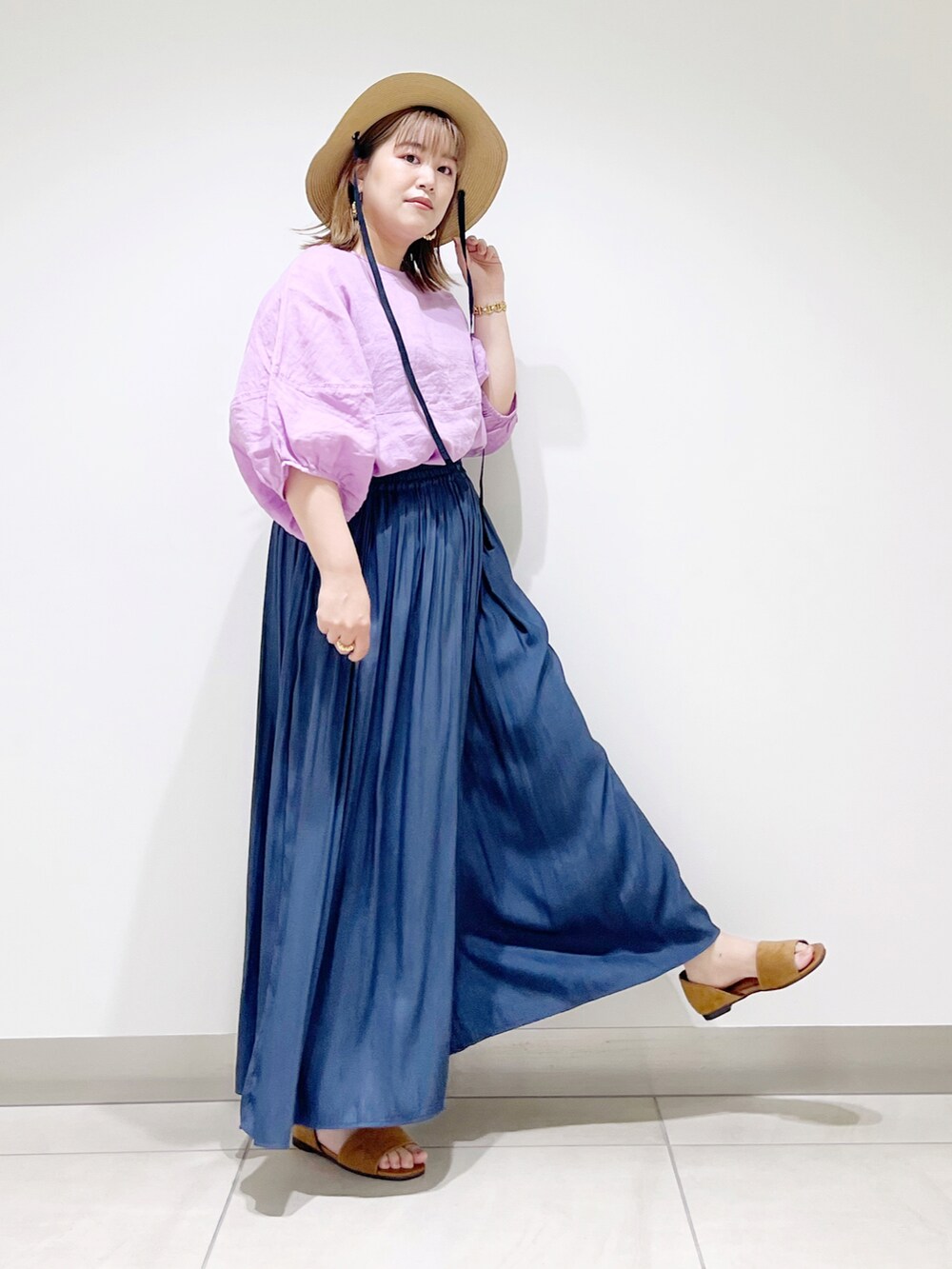 パープル系のシャツ/ブラウス、ブルー系のその他パンツ、イエロー系のサンダルを着用したレディースの春コーディネートの5枚目の写真