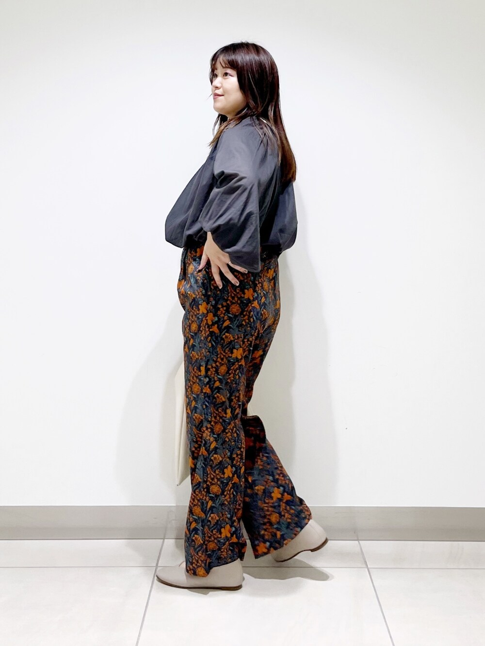 グレー系のシャツ/ブラウス、オレンジ系のその他パンツ、ホワイト系のトートバッグを着用したレディースの夏コーディネートの5枚目の写真