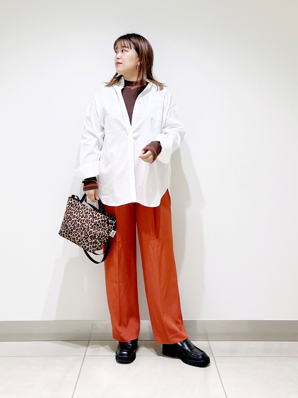 ホワイト系のシャツ/ブラウス、オレンジ系のその他パンツ、その他のショルダーバッグを着用したレディースの秋コーディネートの5枚目の写真