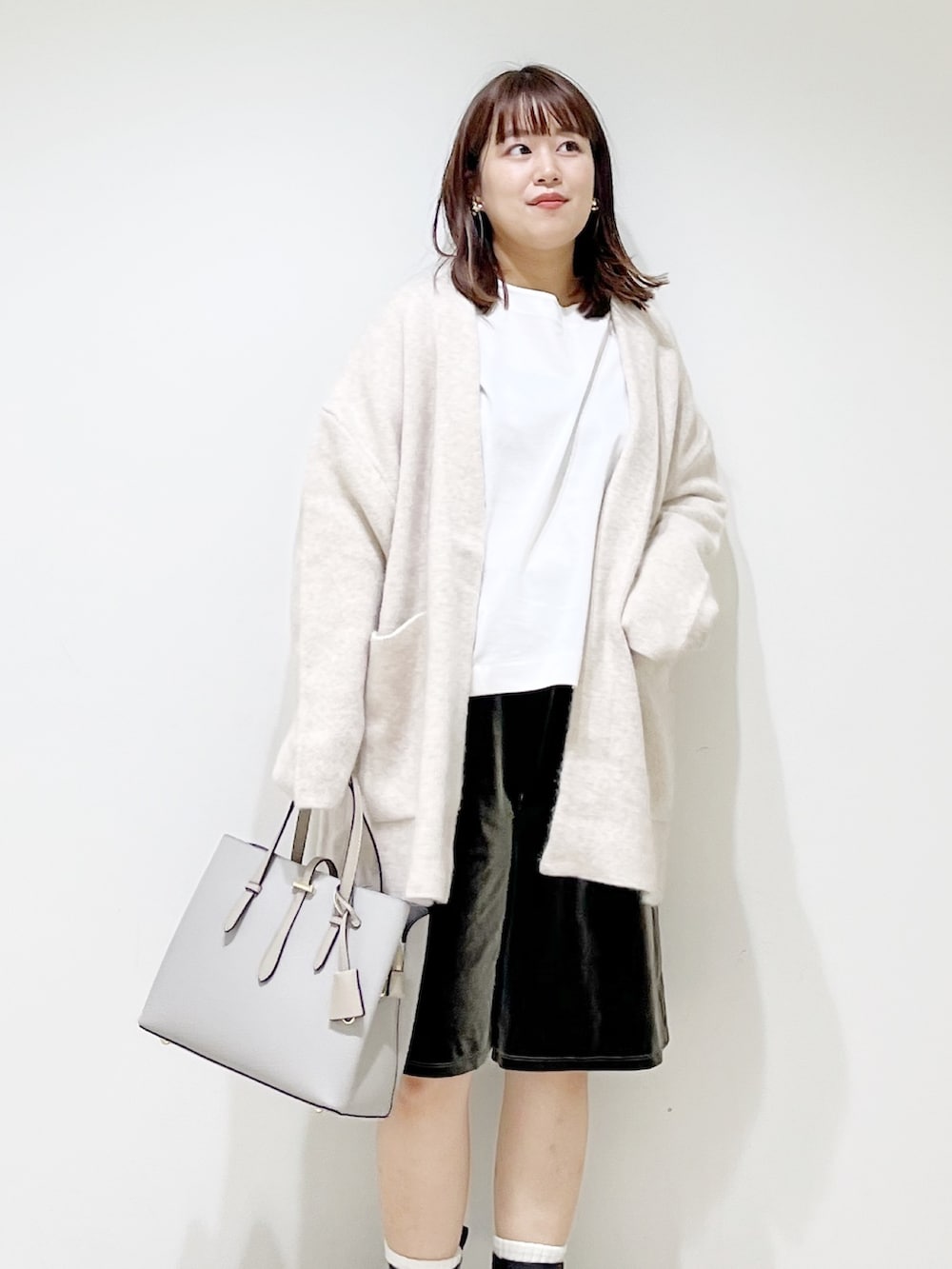 ホワイト系のカーディガン/ボレロ、ホワイト系のトップス、グリーン系のその他パンツを着用したレディースの秋コーディネートの6枚目の写真