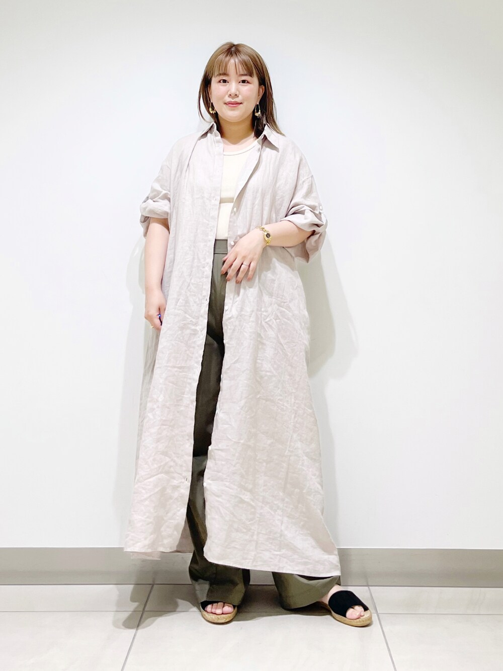 ベージュ系のワンピース、グリーン系のその他パンツ、ブラック系のサンダルを着用したレディースの夏コーディネートの3枚目の写真