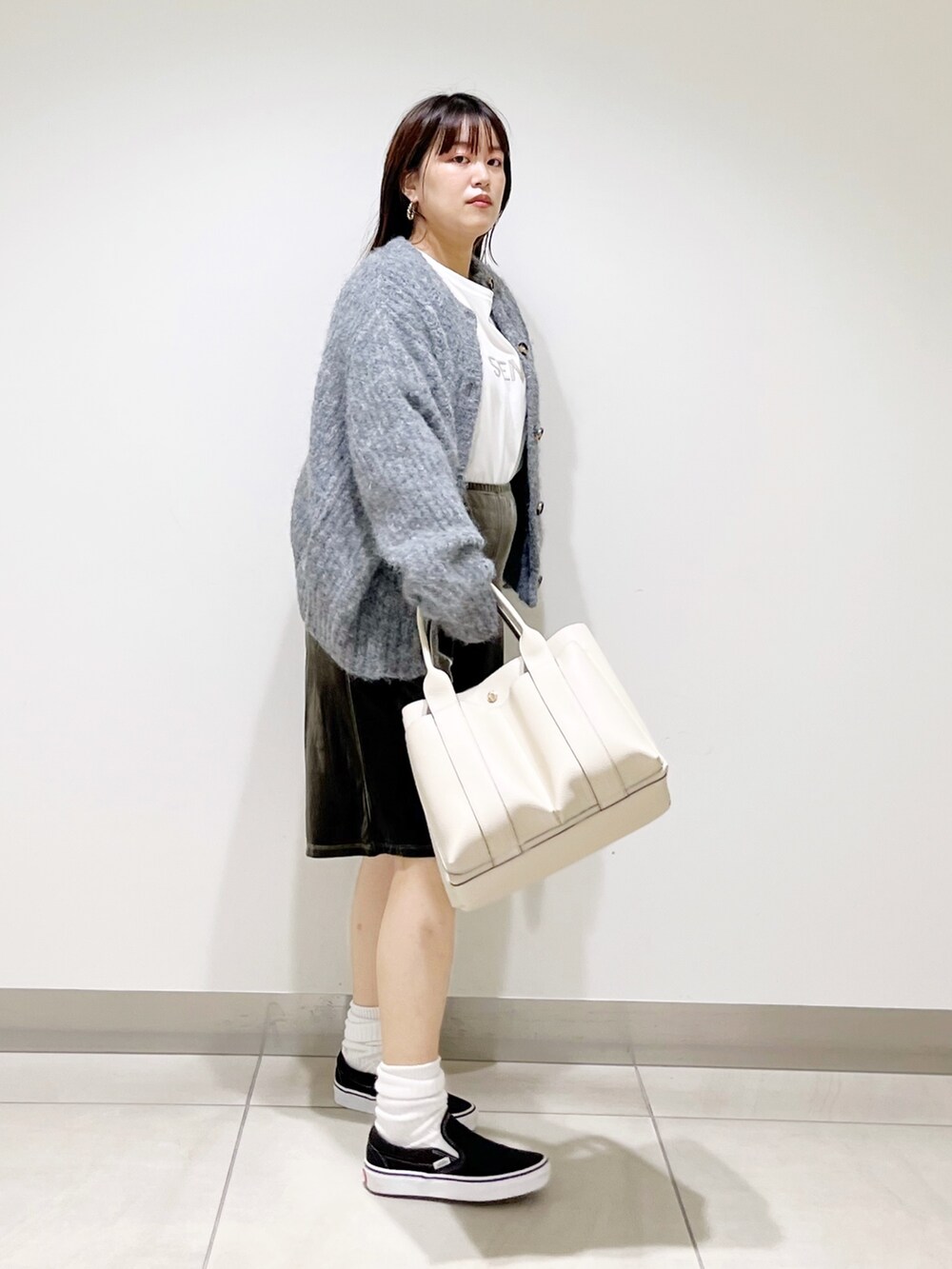 グリーン系のその他パンツ、グレー系のカーディガン/ボレロ、ベージュ系のTシャツ/カットソーを着用したレディースの夏コーディネートの2枚目の写真