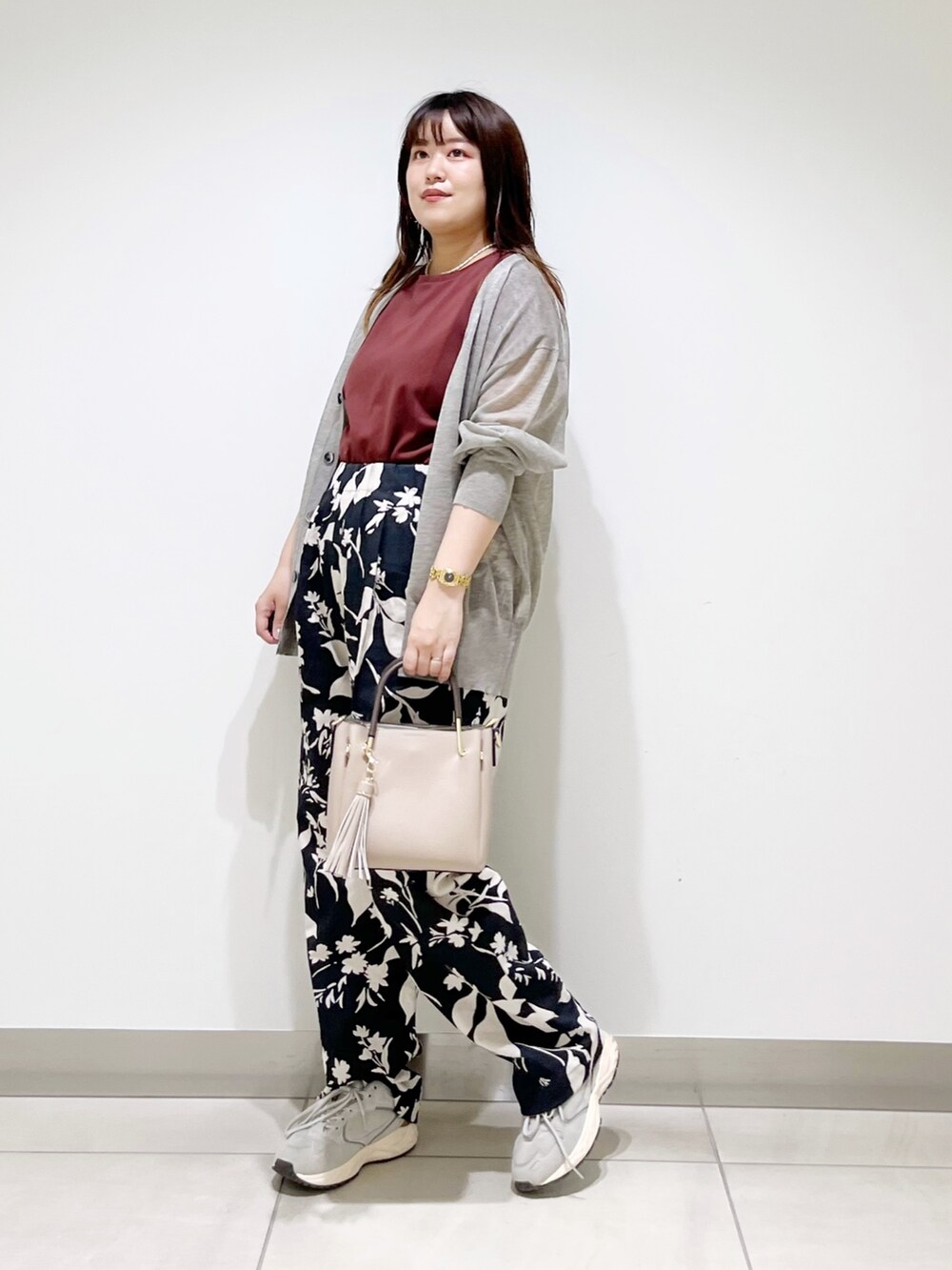 レッド系のTシャツ/カットソー、ブラック系のその他パンツ、ベージュ系のトートバッグを着用したレディースの夏コーディネートの10枚目の写真