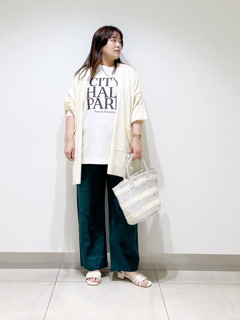 ホワイト系のTシャツ/カットソー、ホワイト系のカーディガン/ボレロ、グリーン系のその他パンツを着用したレディースの春コーディネートの2枚目の写真