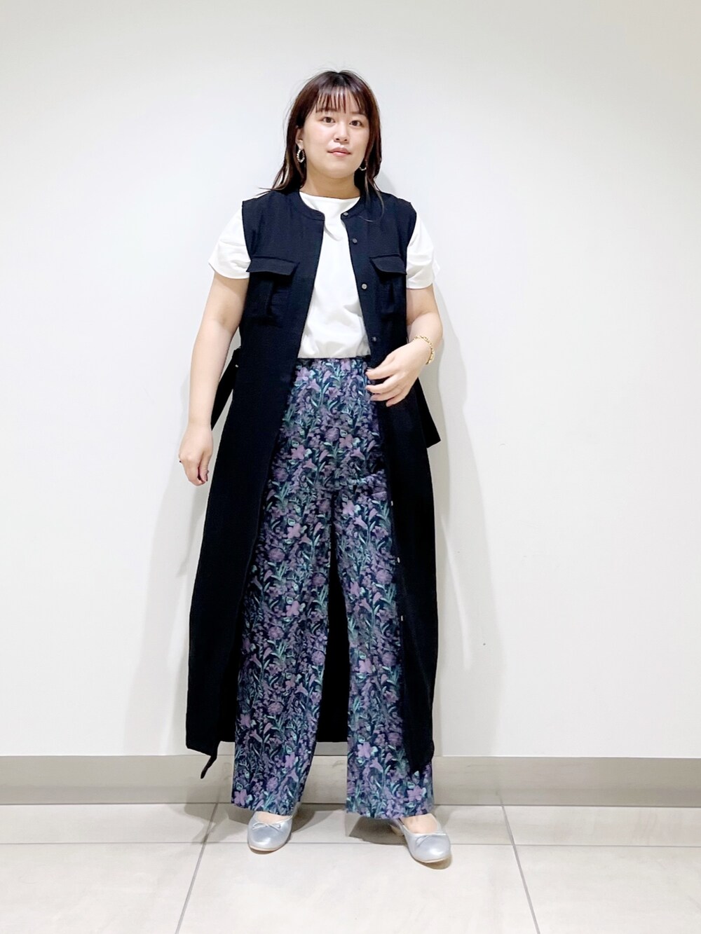 ブラック系のワンピース、ブルー系のその他パンツ、シルバー系のバレエシューズを着用したレディースの夏コーディネートの3枚目の写真