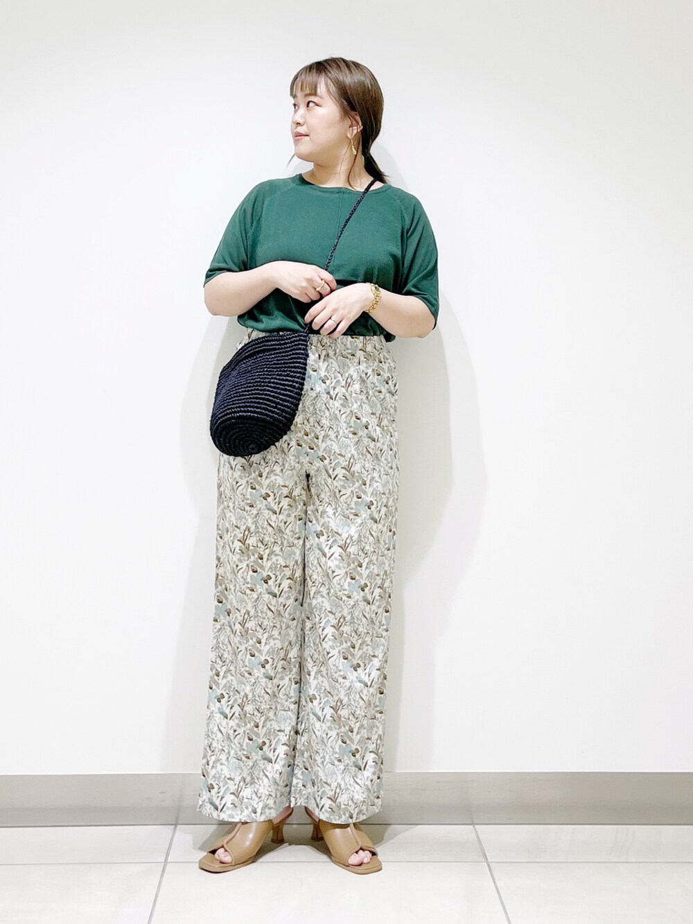 グリーン系のTシャツ/カットソー、ホワイト系のその他パンツ、ベージュ系のサンダルを着用したレディースの夏コーディネートの4枚目の写真