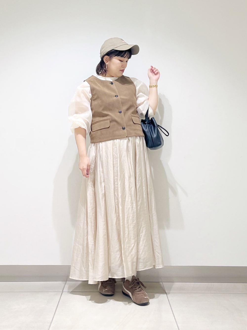 ホワイト系のTシャツ/カットソー、イエロー系のその他アウター、ブラック系のショルダーバッグを着用したレディースの秋コーディネートの7枚目の写真