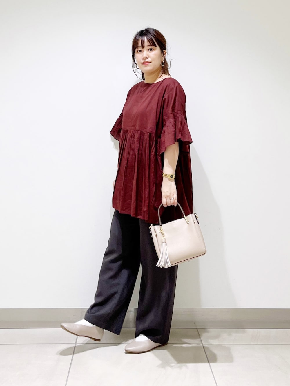 レッド系のシャツ/ブラウス、グレー系のその他パンツ、ベージュ系のトートバッグを着用したレディースの夏コーディネートの9枚目の写真