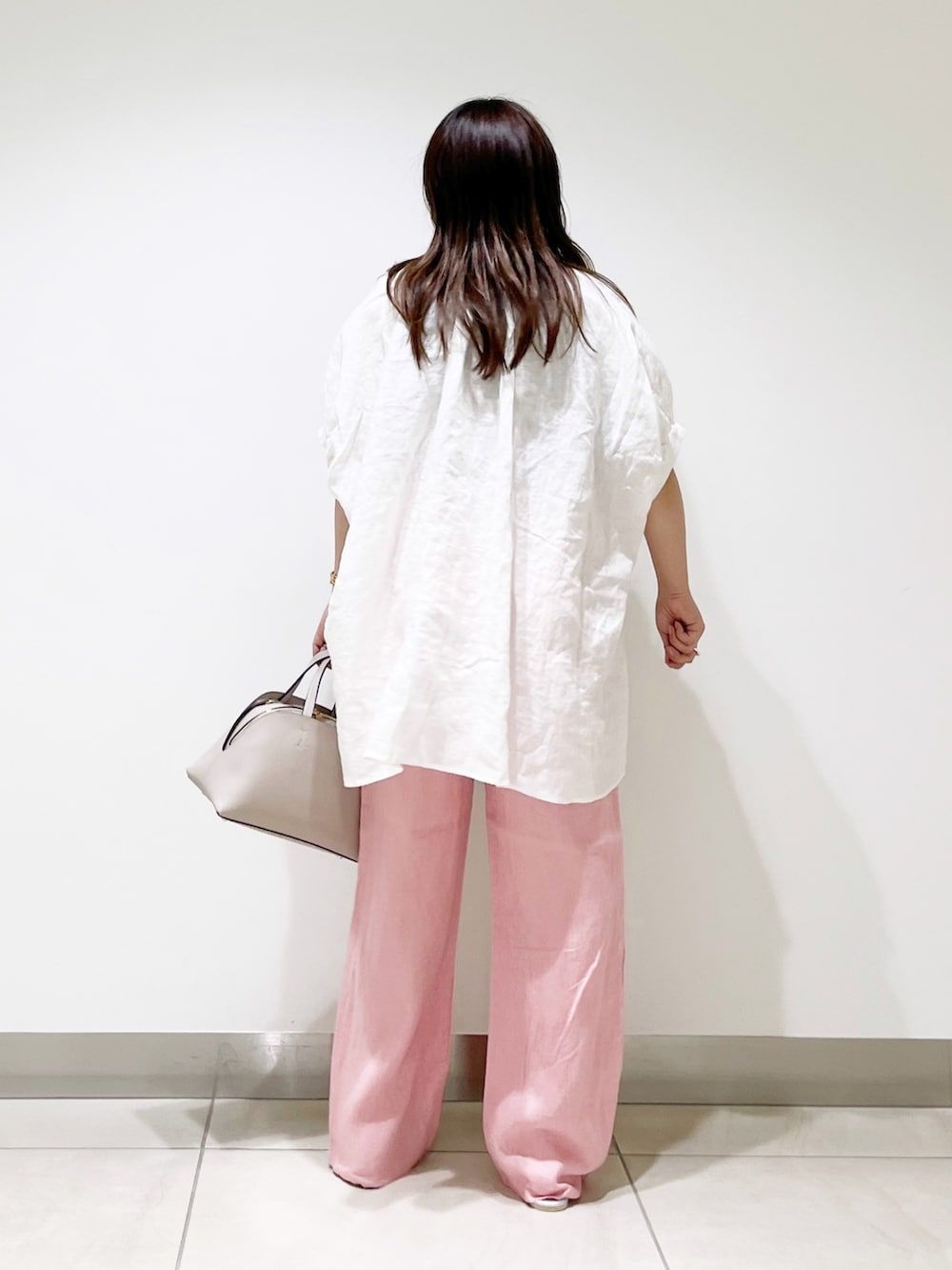 ホワイト系のシャツ/ブラウス、ピンク系のその他パンツ、グレー系のショルダーバッグを着用したレディースの夏コーディネートの6枚目の写真