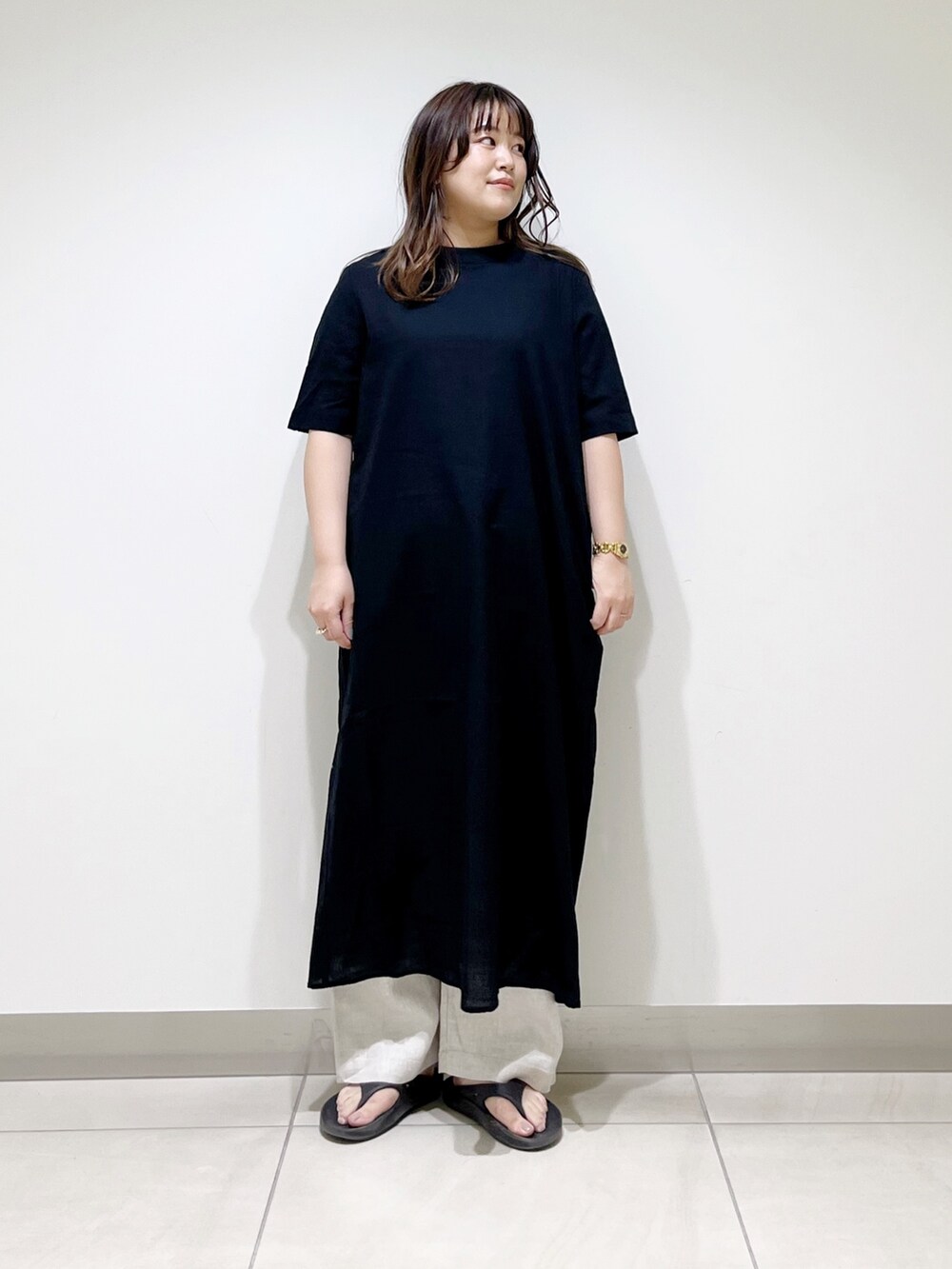 ブラック系のワンピース、ベージュ系のその他パンツ、ブラック系のサンダルを着用したレディースの春コーディネートの5枚目の写真