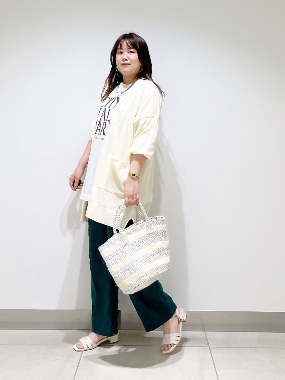 ホワイト系のTシャツ/カットソー、ホワイト系のカーディガン/ボレロ、グリーン系のその他パンツを着用したレディースの春コーディネートの6枚目の写真