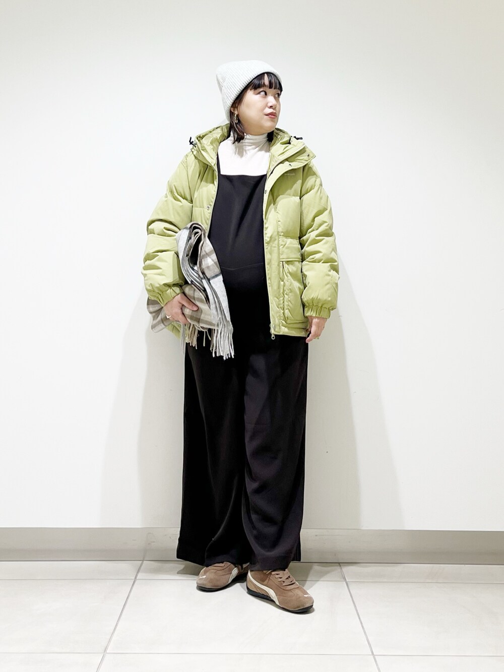ブラウン系のサロペット/オーバーオール、ブルー系のその他アウター、ホワイト系のTシャツ/カットソーを着用したレディースの秋コーディネートの10枚目の写真