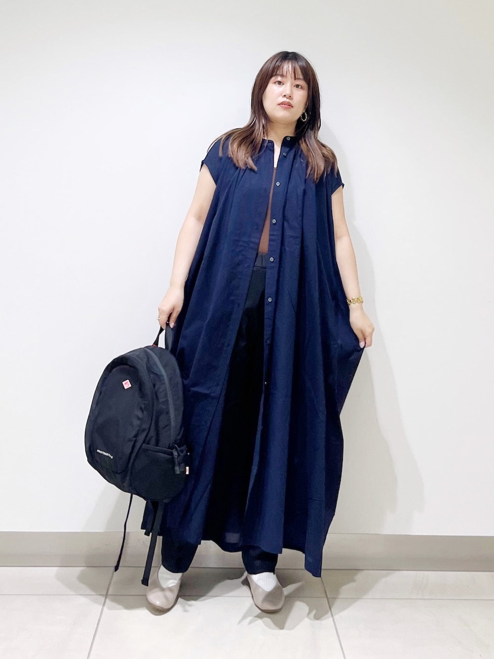 ブラック系のその他パンツ、ブルー系のワンピース、ブラウン系のタンクトップを着用したレディースの夏コーディネートの2枚目の写真