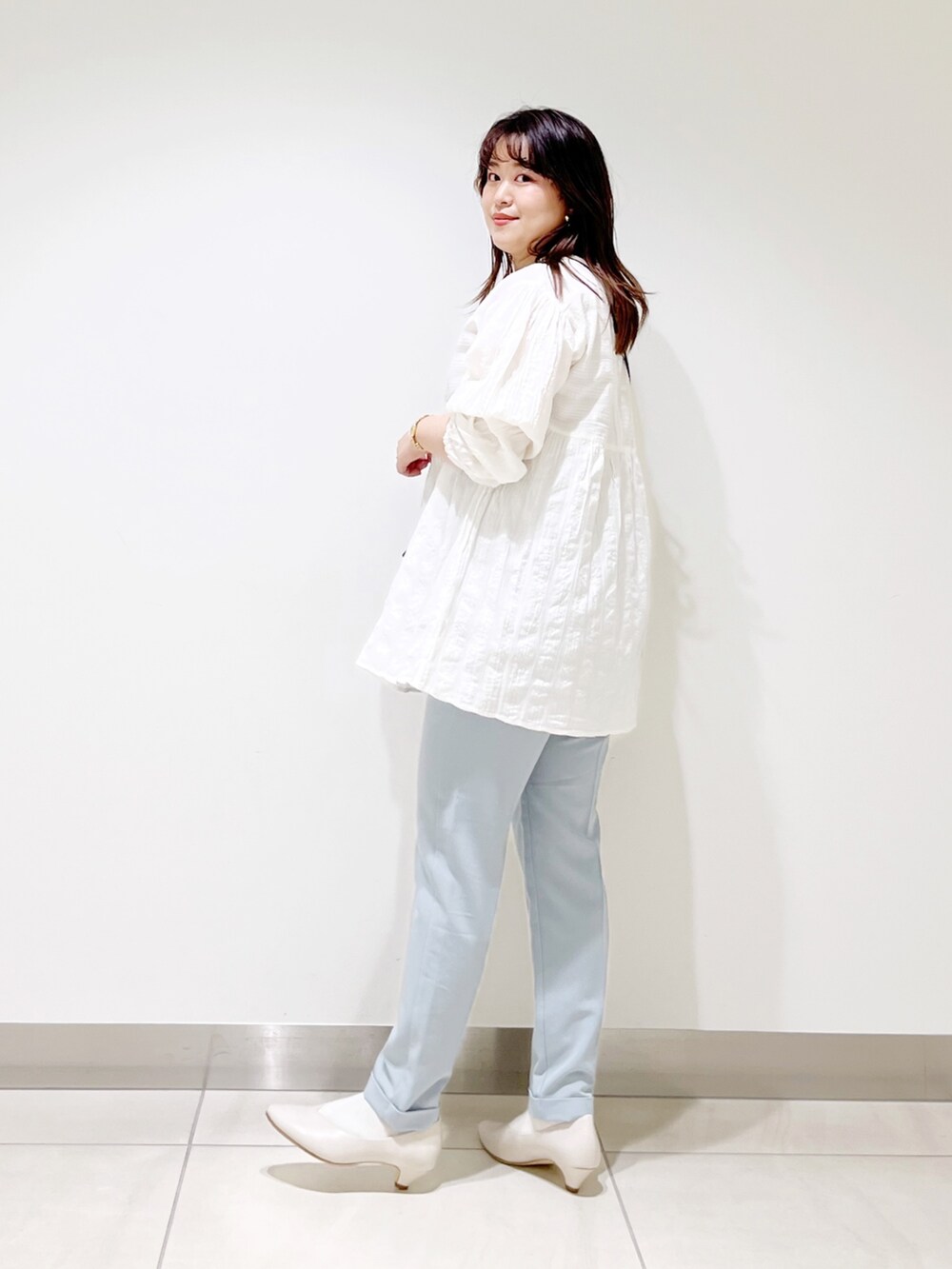 ホワイト系のシャツ/ブラウス、ブルー系のその他パンツ、ベージュ系のパンプスを着用したレディースの春コーディネートの3枚目の写真