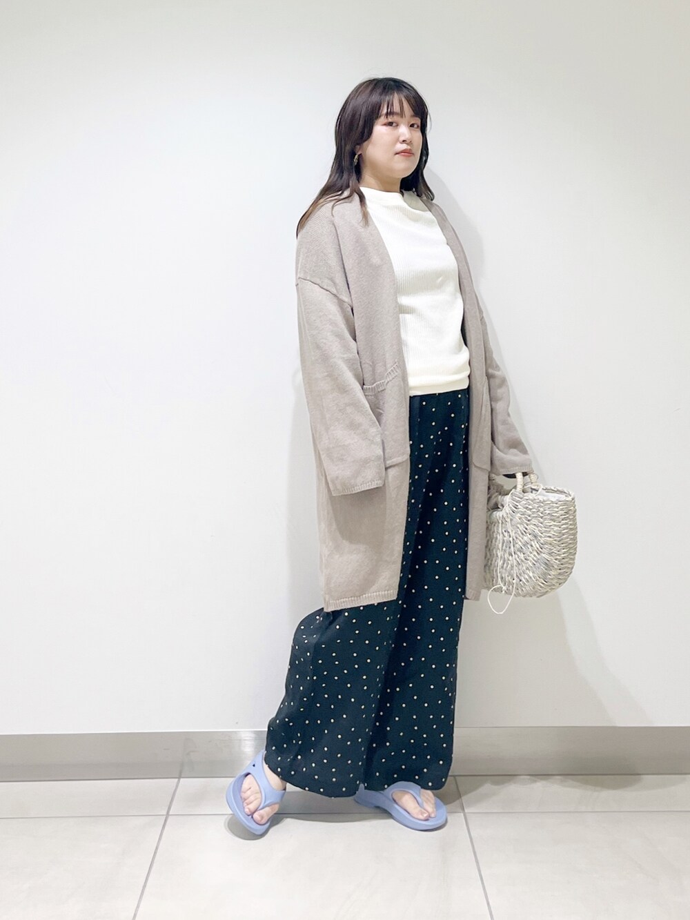 ベージュ系のカーディガン/ボレロ、ホワイト系のTシャツ/カットソー、ブラック系のその他パンツを着用したレディースの春コーディネートの2枚目の写真