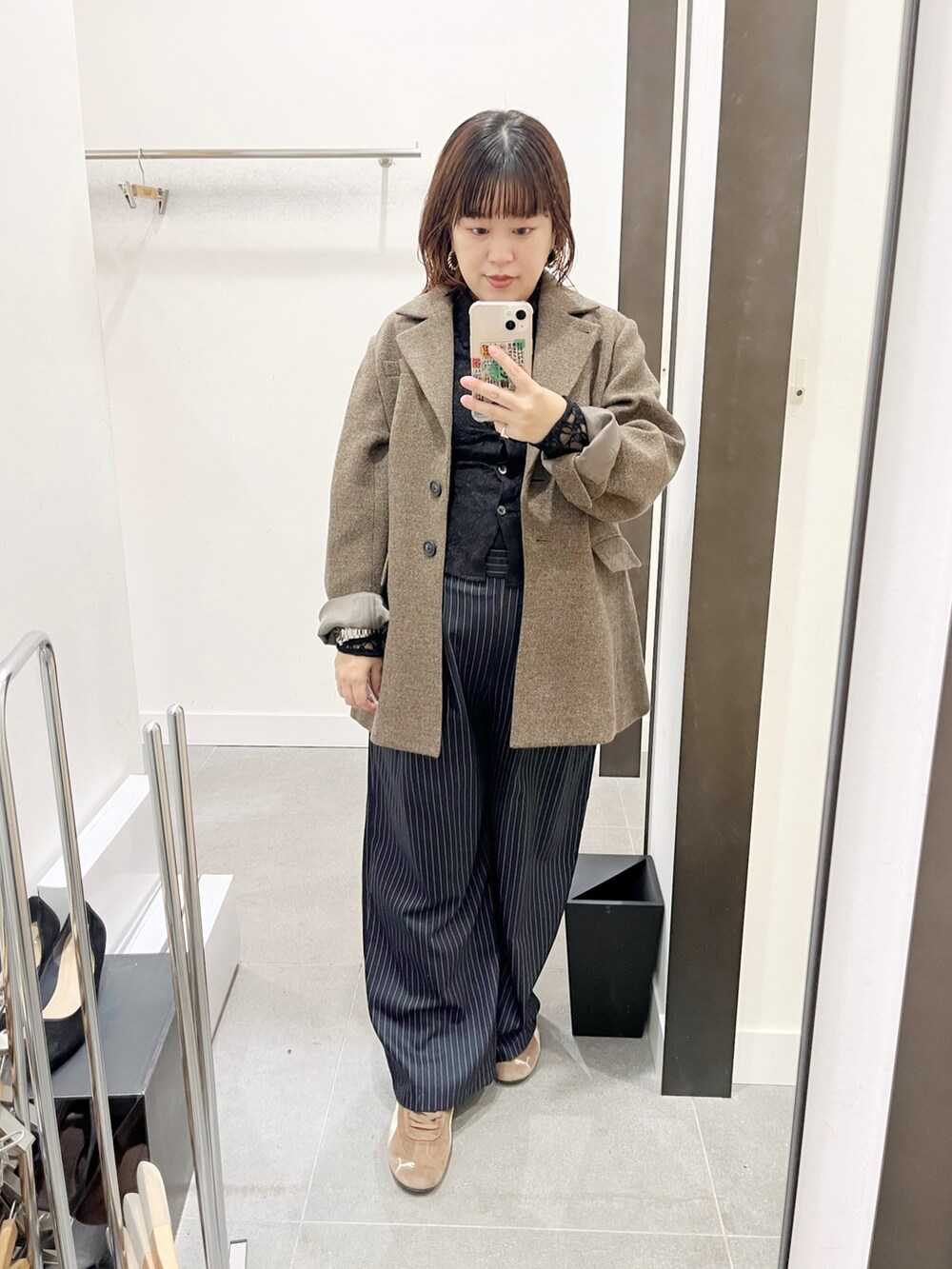 グリーン系のその他アウター、ブラック系のシャツ/ブラウス、ブラック系のタンクトップを着用したレディースの秋コーディネートの4枚目の写真