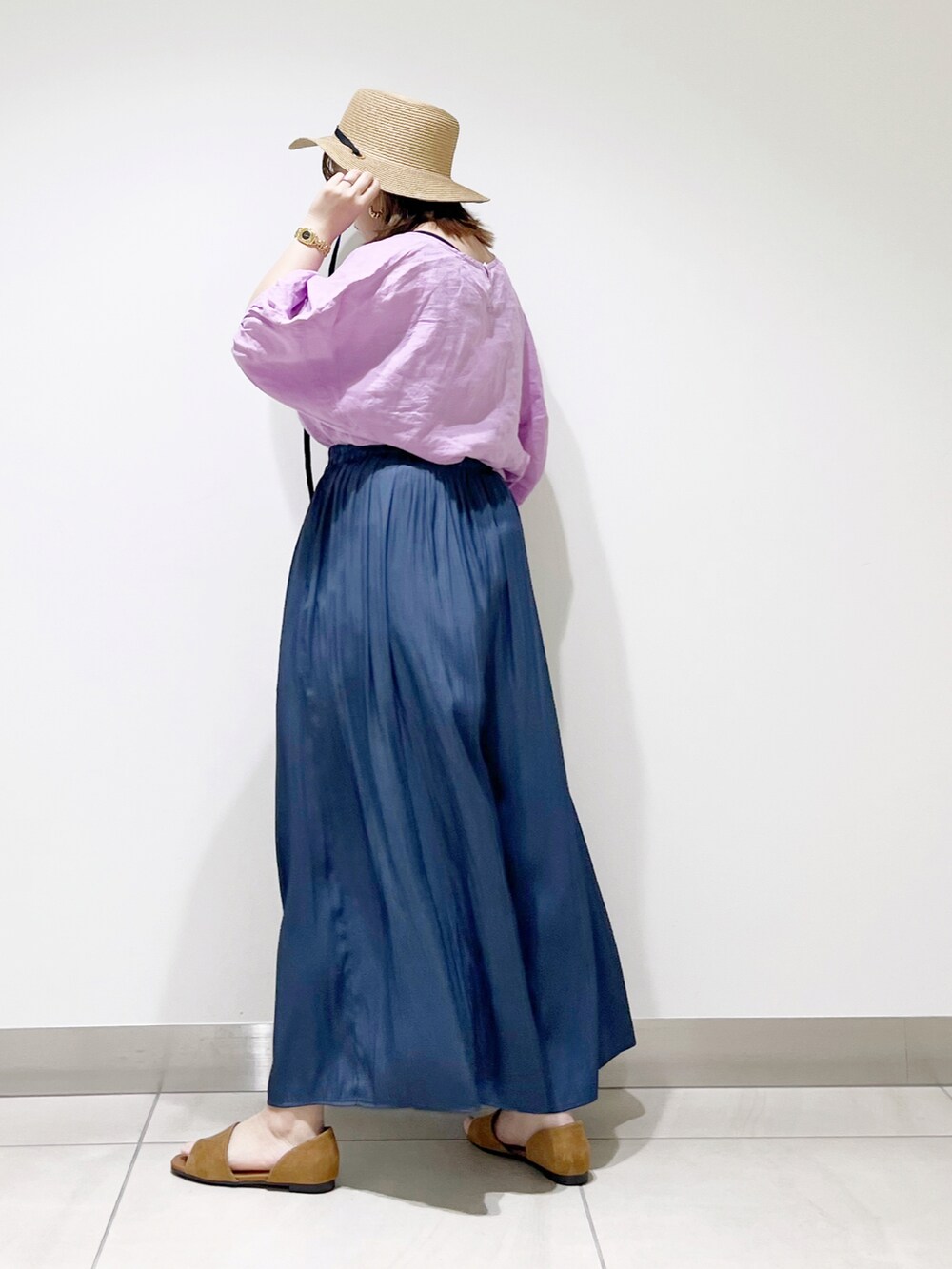 パープル系のシャツ/ブラウス、ブルー系のその他パンツ、イエロー系のサンダルを着用したレディースの春コーディネートの3枚目の写真