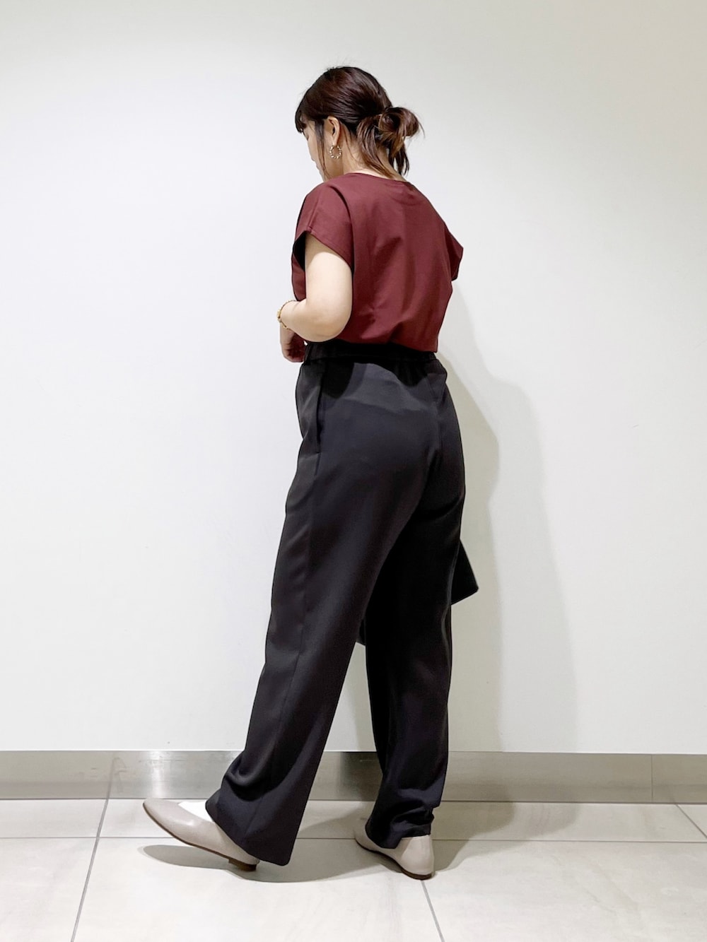 レッド系のTシャツ/カットソー、グレー系のその他パンツ、ブラック系のトートバッグを着用したレディースの夏コーディネートの8枚目の写真