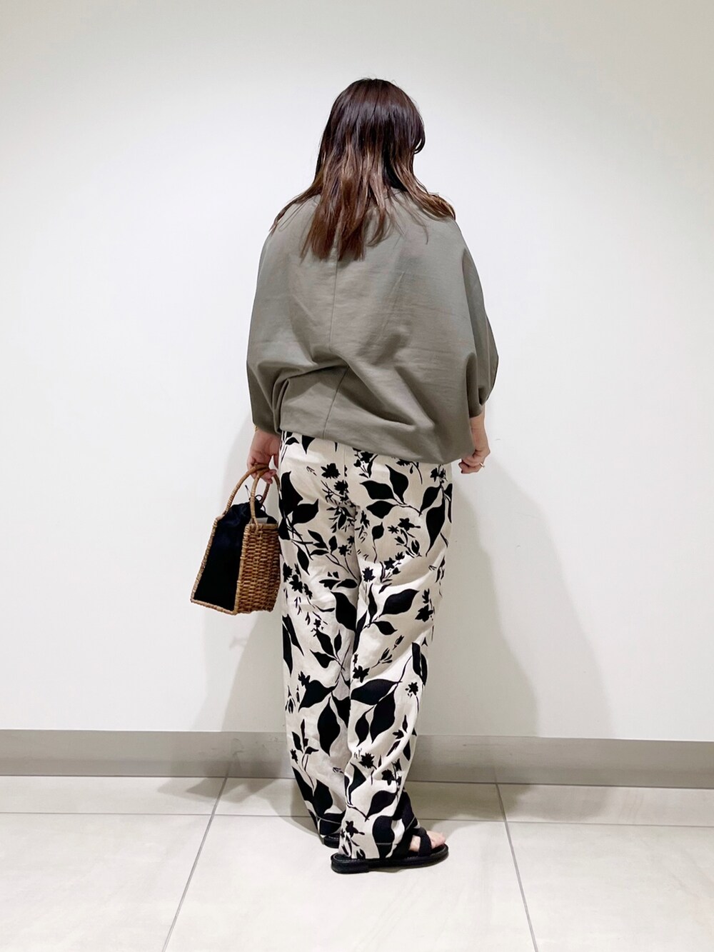 グリーン系のTシャツ/カットソー、ベージュ系のその他パンツ、ブラック系のハンドバッグを着用したレディースの春コーディネートの4枚目の写真