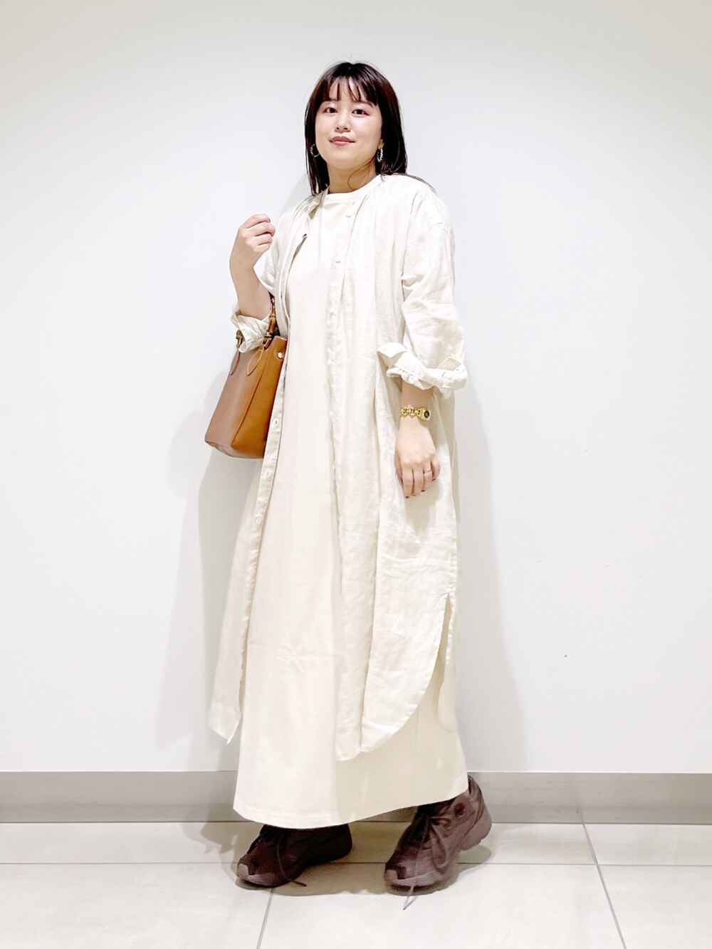 ベージュ系のワンピース、ベージュ系のワンピース、ブラウン系のトートバッグを着用したレディースの夏コーディネートの9枚目の写真