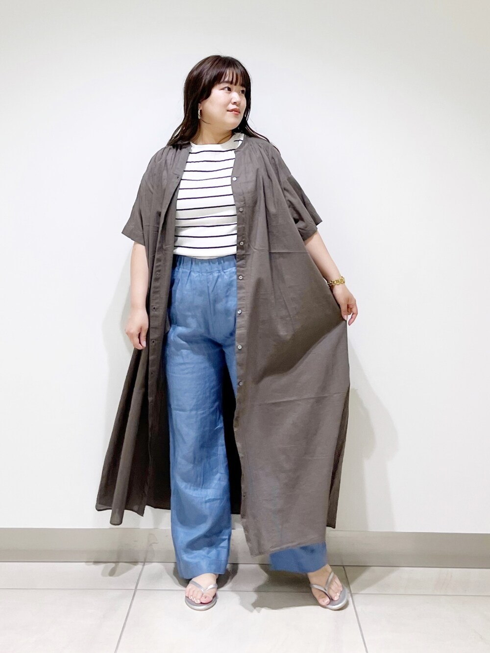 ブルー系のその他パンツ、ホワイト系のTシャツ/カットソー、グリーン系のワンピースを着用したレディースの夏コーディネートの8枚目の写真