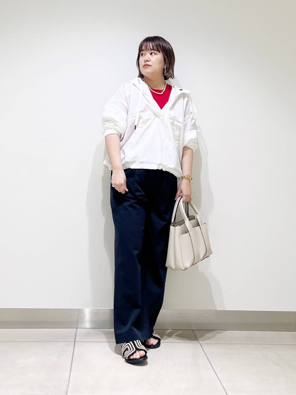 ホワイト系のトートバッグ、ブルー系のその他パンツ、ホワイト系のパーカーを着用したレディースの春コーディネートの9枚目の写真