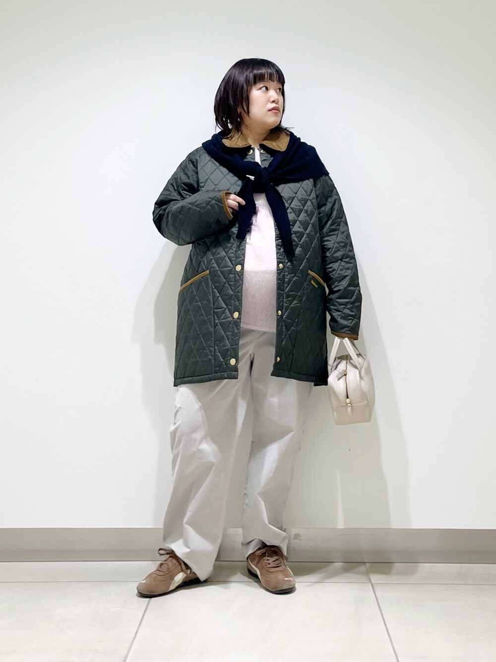 ブルー系のその他アウター、ピンク系のニット/セーター、グレー系のボストンバッグを着用したレディースの秋コーディネートの5枚目の写真