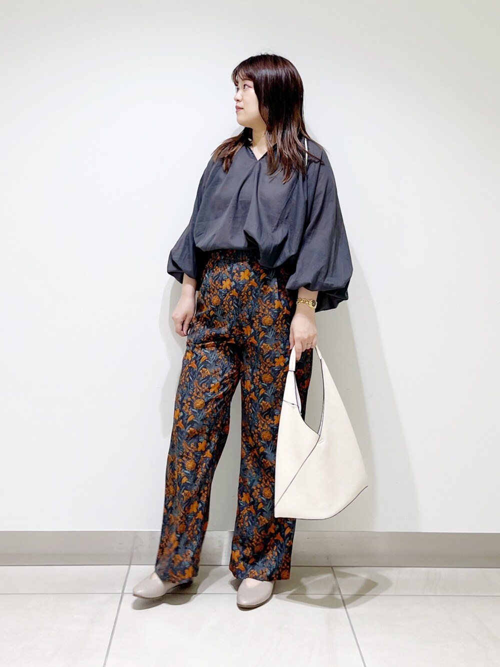 グレー系のシャツ/ブラウス、オレンジ系のその他パンツ、ホワイト系のトートバッグを着用したレディースの夏コーディネートの7枚目の写真