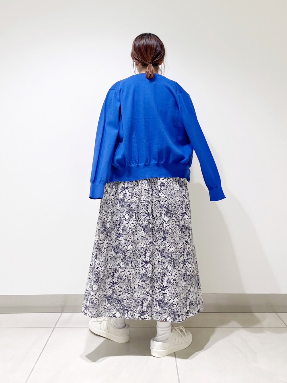 ブルー系のニット/セーター、ブルー系のカーディガン/ボレロ、ブルー系のスカートを着用したレディースの冬コーディネートの4枚目の写真