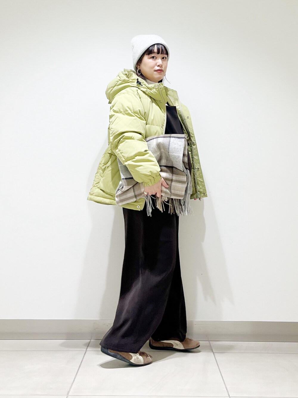 ブラウン系のサロペット/オーバーオール、ブルー系のその他アウター、ホワイト系のTシャツ/カットソーを着用したレディースの秋コーディネートの2枚目の写真