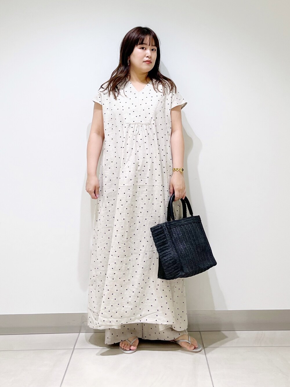 ベージュ系のワンピース、ベージュ系のその他パンツ、ブラック系のトートバッグを着用したレディースの夏コーディネートの8枚目の写真