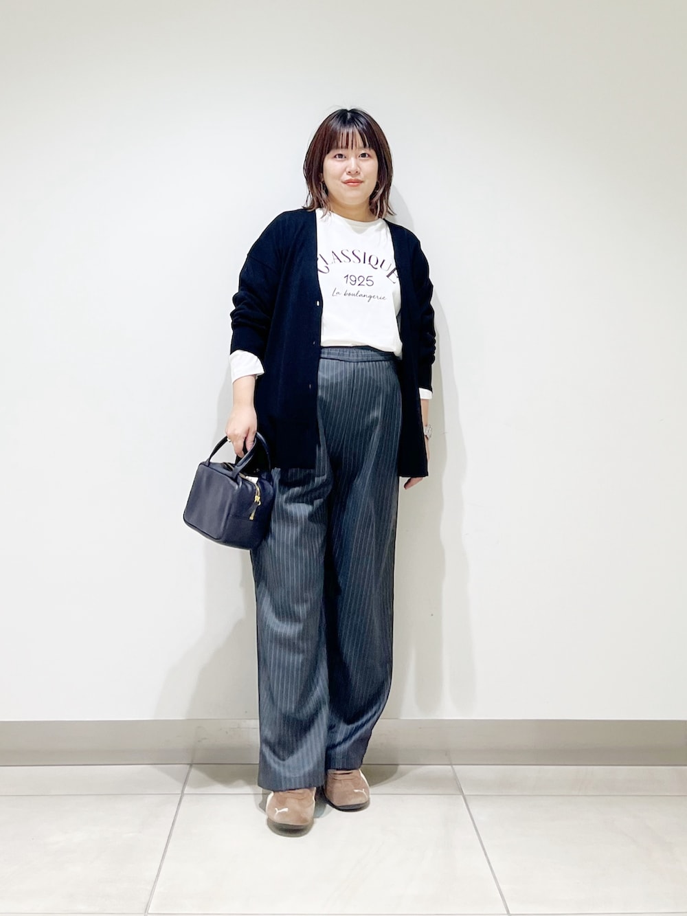 ブラック系のカーディガン/ボレロ、その他のその他パンツ、ホワイト系のTシャツ/カットソーを着用したレディースの秋コーディネートの7枚目の写真