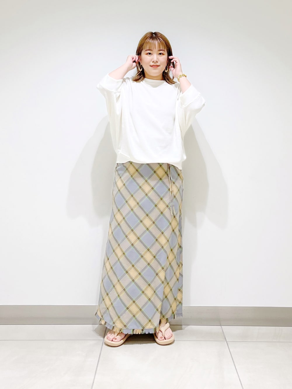 ホワイト系のTシャツ/カットソー、グレー系のスカート、ベージュ系のサンダルを着用したレディースの夏コーディネートの5枚目の写真