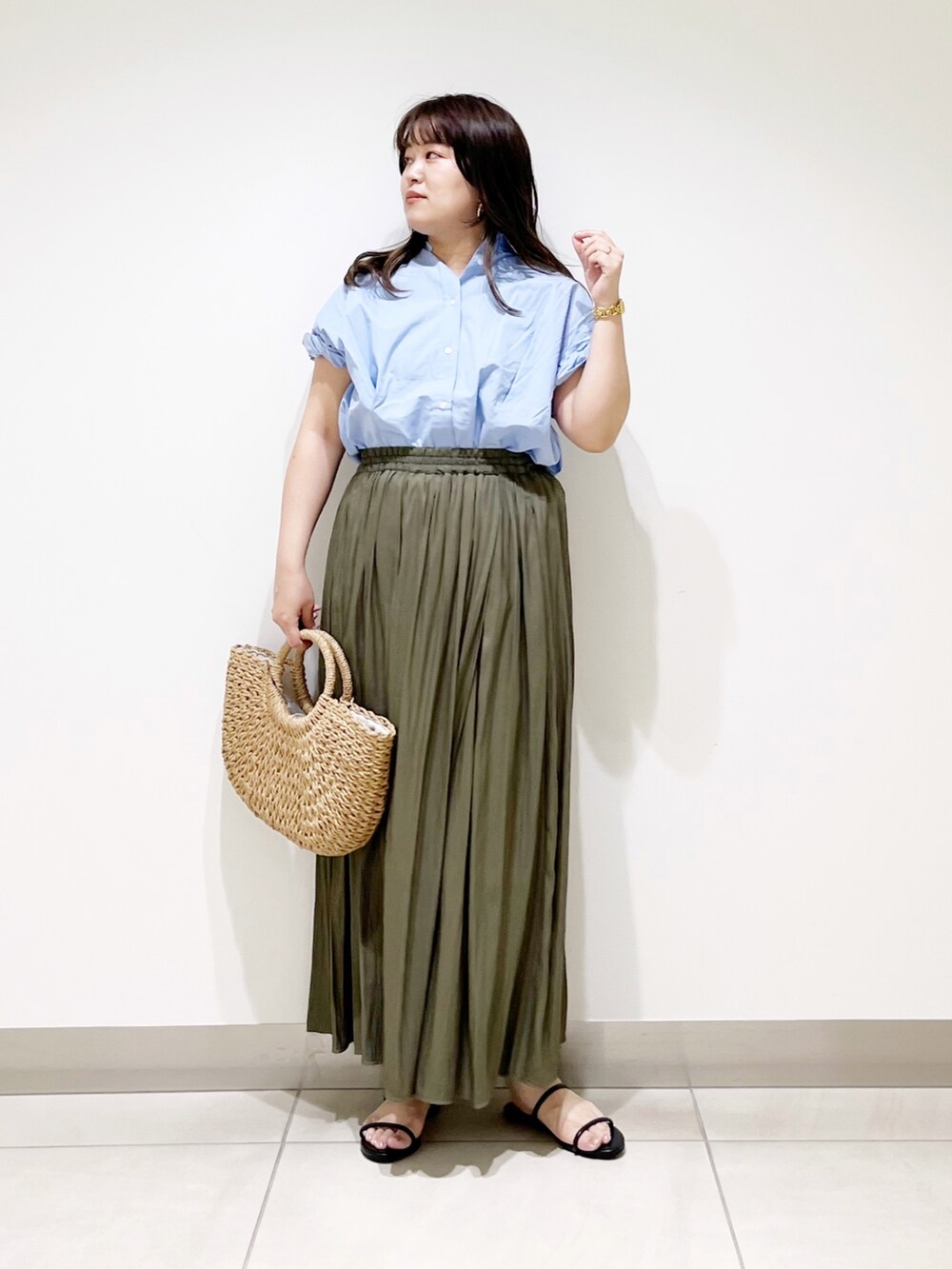 ブルー系のシャツ/ブラウス、グリーン系のその他パンツ、ベージュ系のかごバッグを着用したレディースの夏コーディネートの9枚目の写真