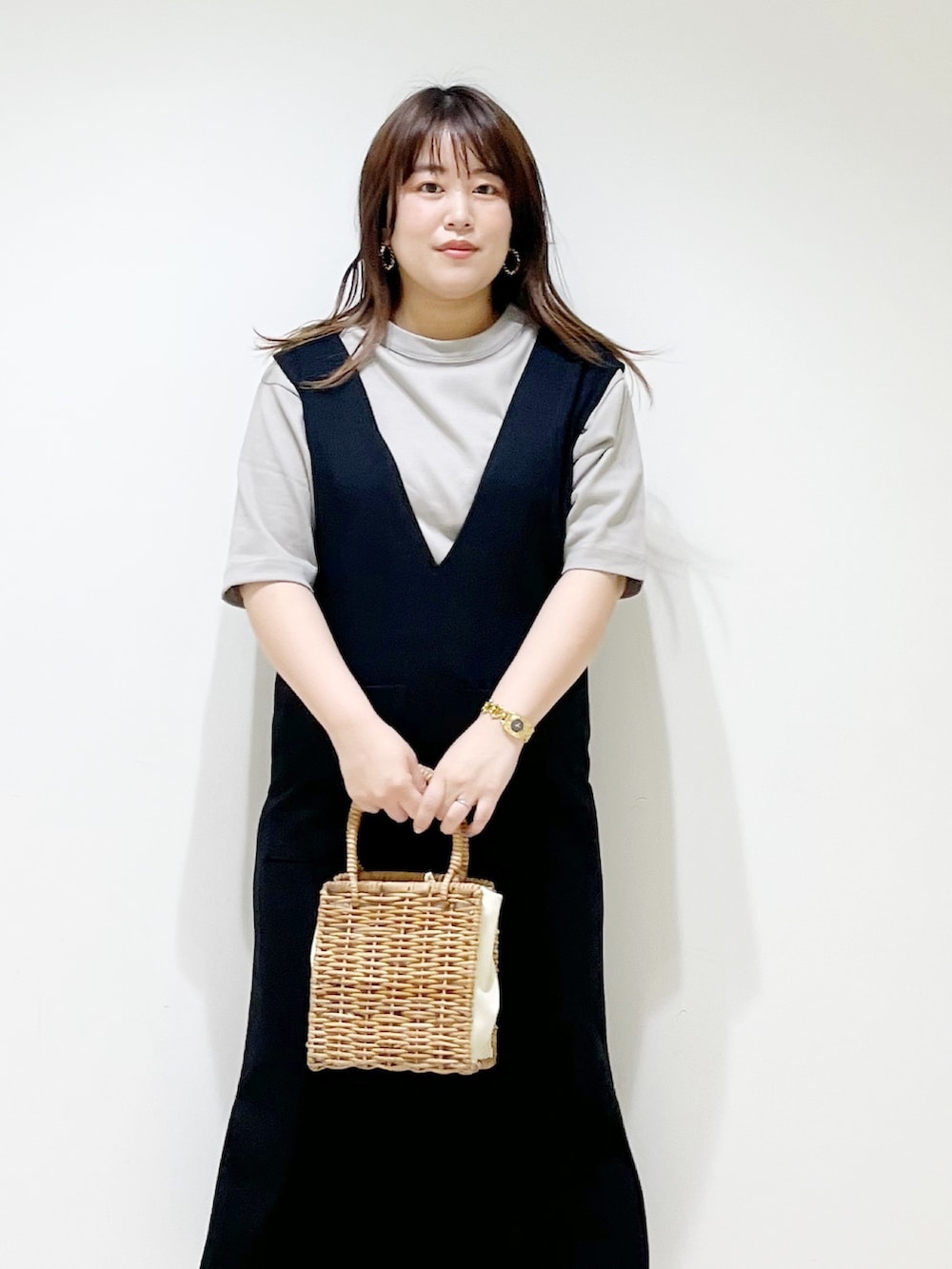 ブラック系のワンピース、グレー系のTシャツ/カットソー、ベージュ系のハンドバッグを着用したレディースの夏コーディネートの4枚目の写真