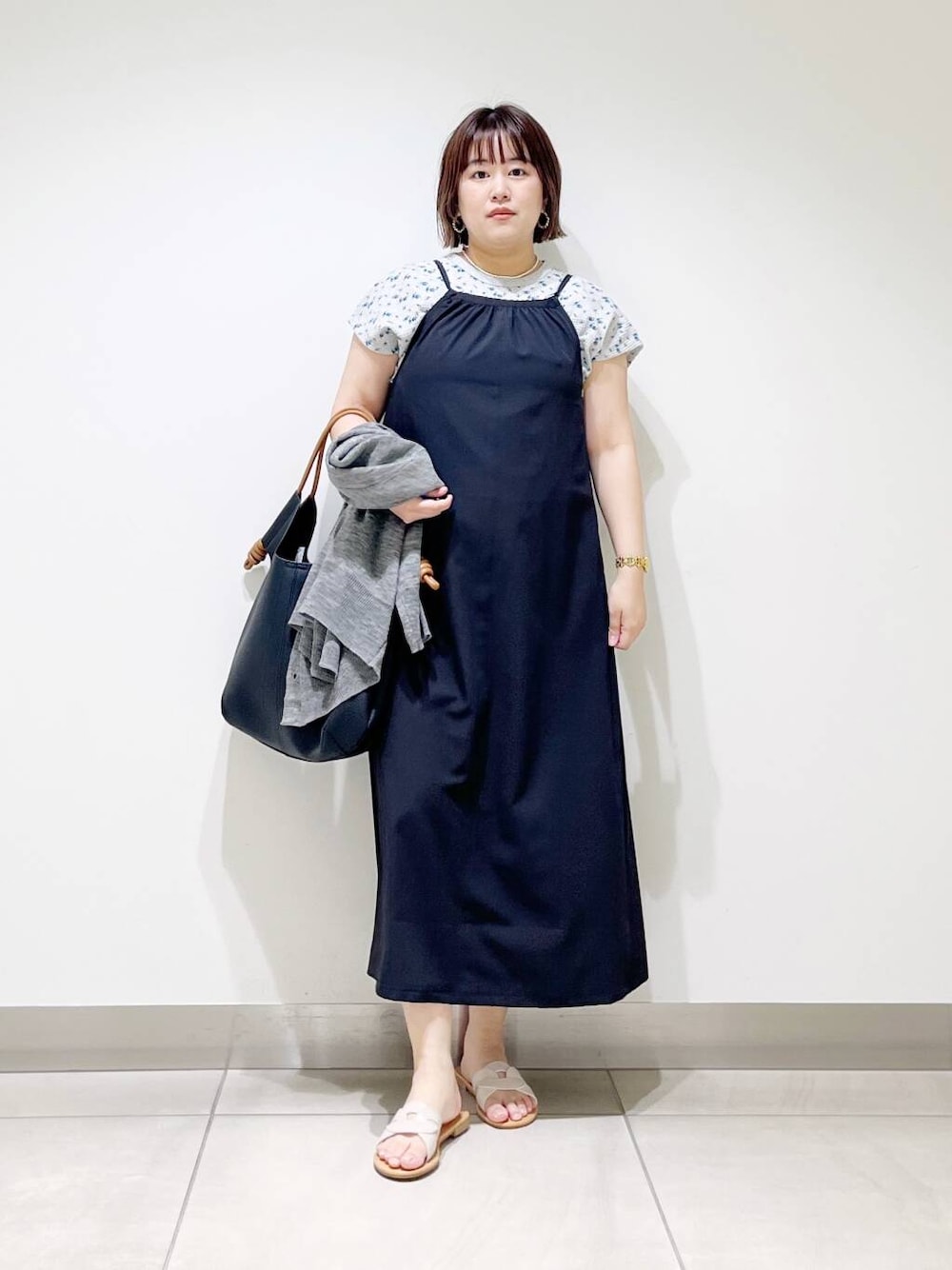 ブラック系のトートバッグ、グレー系のカーディガン/ボレロ、ホワイト系のサンダルを着用したレディースの春コーディネートの8枚目の写真