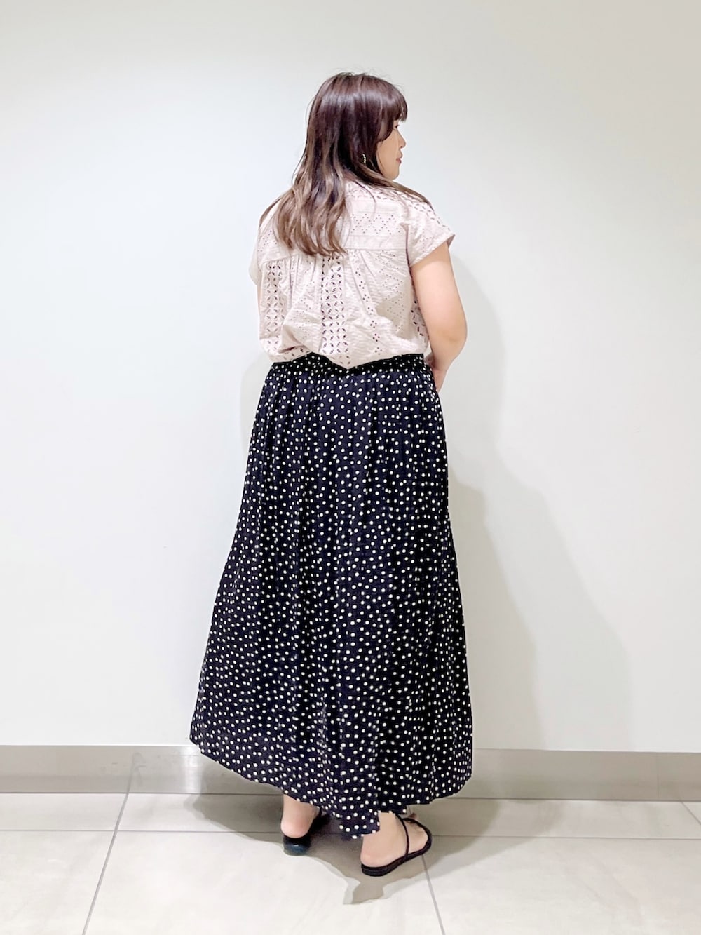 ブラック系のスカート、グレー系のシャツ/ブラウス、ベージュ系のハンドバッグを着用したレディースの春コーディネートの5枚目の写真