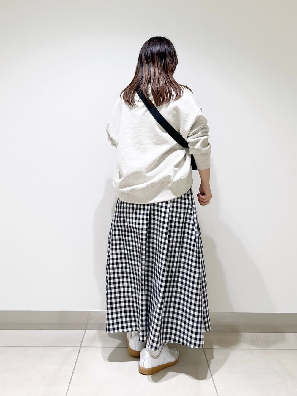 その他のスカート、グレー系のスウェットを着用したレディースの春コーディネートの5枚目の写真