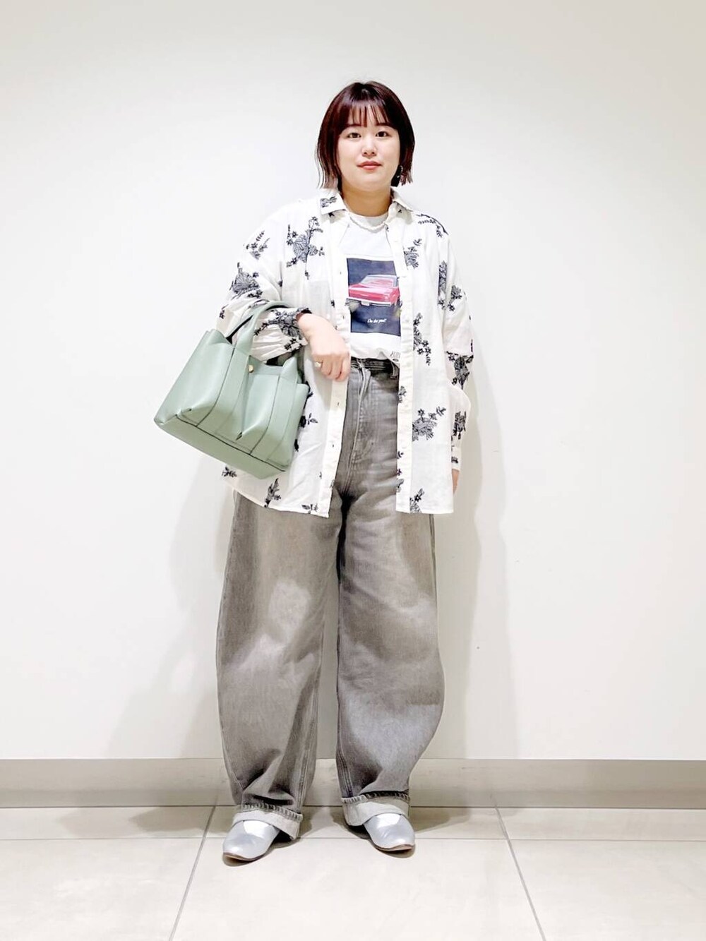 グリーン系のデニムパンツ、グリーン系のトートバッグ、シルバー系のパンプスを着用したレディースの春コーディネートの10枚目の写真