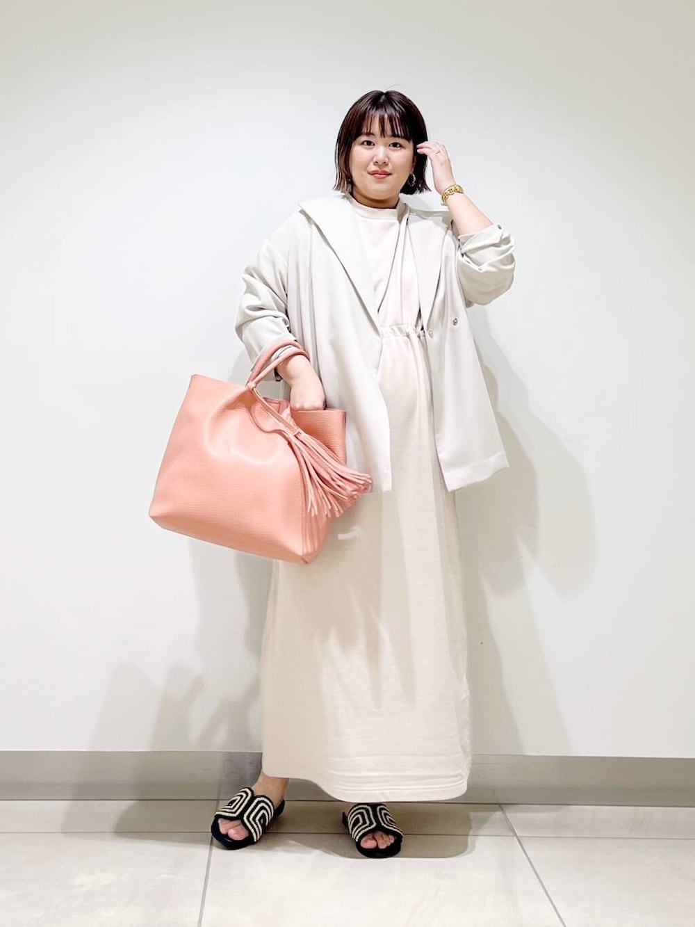 ピンク系のトートバッグ、ベージュ系のその他アウター、ベージュ系のワンピースを着用したレディースの春コーディネートの6枚目の写真