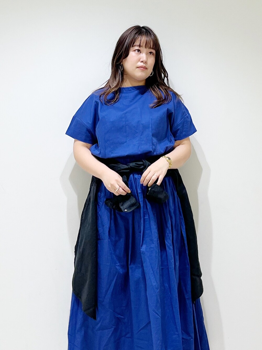 ブルー系のワンピース、ブラック系のシャツ/ブラウス、ホワイト系のスニーカーを着用したレディースの春コーディネートの5枚目の写真