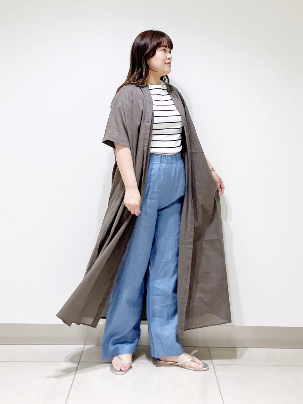 ブルー系のその他パンツ、ホワイト系のTシャツ/カットソー、グリーン系のワンピースを着用したレディースの夏コーディネートの10枚目の写真