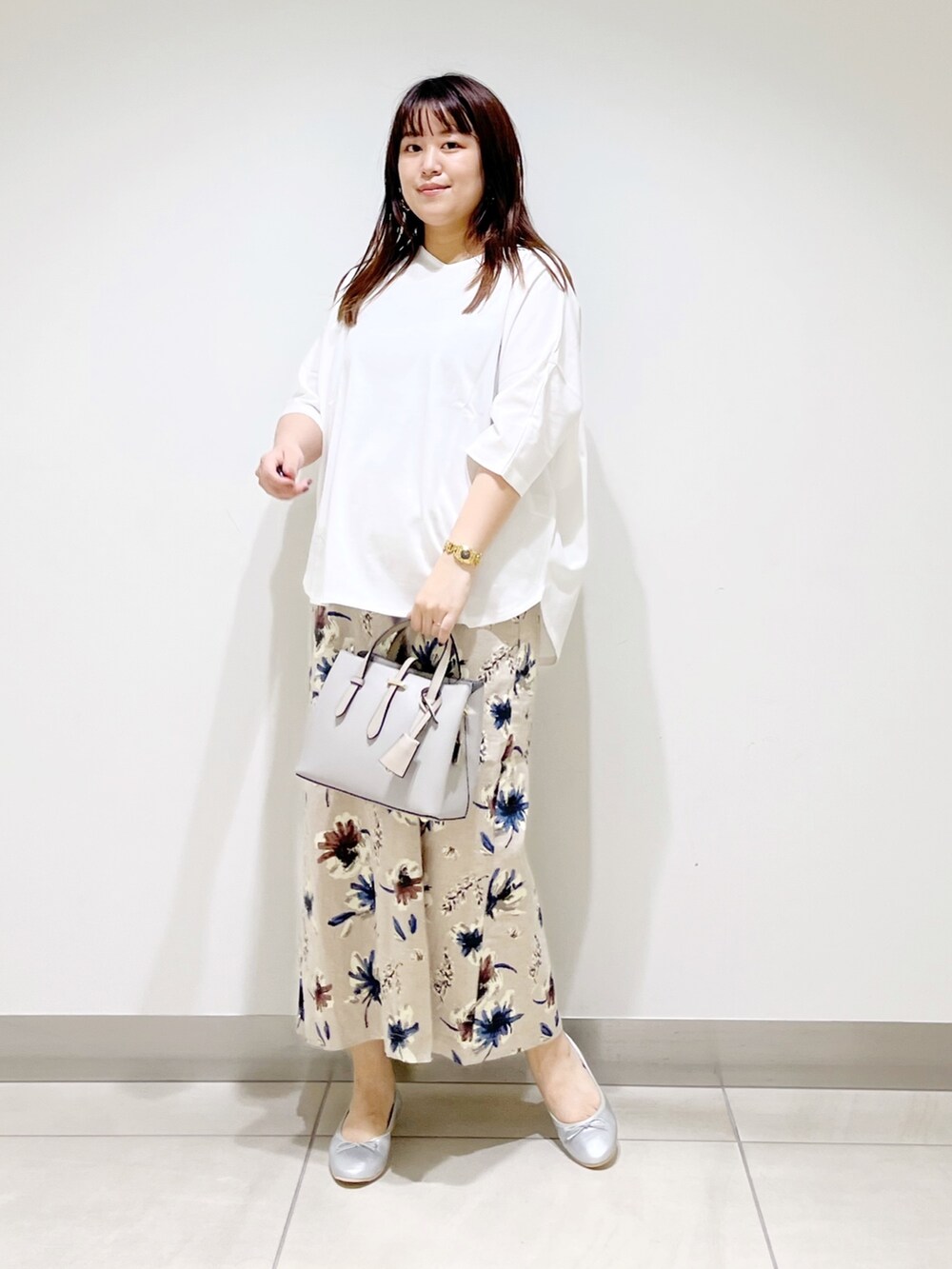 ホワイト系のTシャツ/カットソー、グレー系のトートバッグ、ブルー系のスカートを着用したレディースの夏コーディネートの7枚目の写真