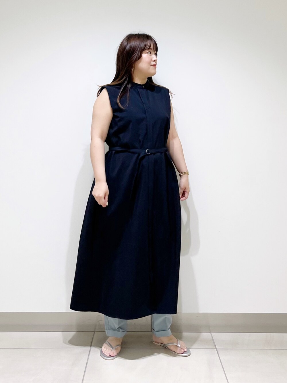 ブルー系のワンピース、ブルー系のその他パンツ、シルバー系のサンダルを着用したレディースの夏コーディネートの8枚目の写真