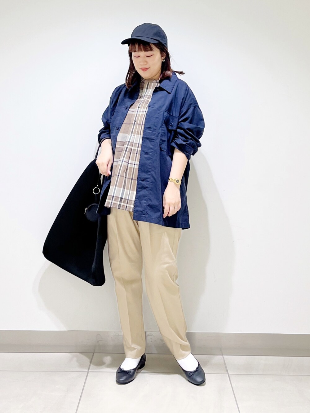 ベージュ系のシャツ/ブラウス、ブルー系のその他アウター、ブラック系のトートバッグを着用したレディースの秋コーディネートの9枚目の写真