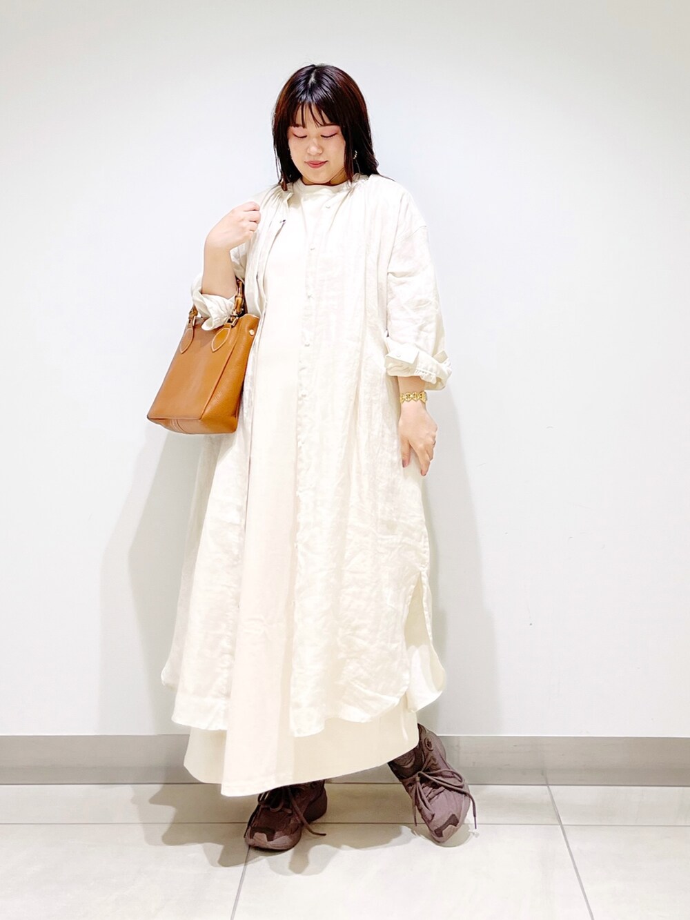 ベージュ系のワンピース、ベージュ系のワンピース、ブラウン系のトートバッグを着用したレディースの夏コーディネートの3枚目の写真