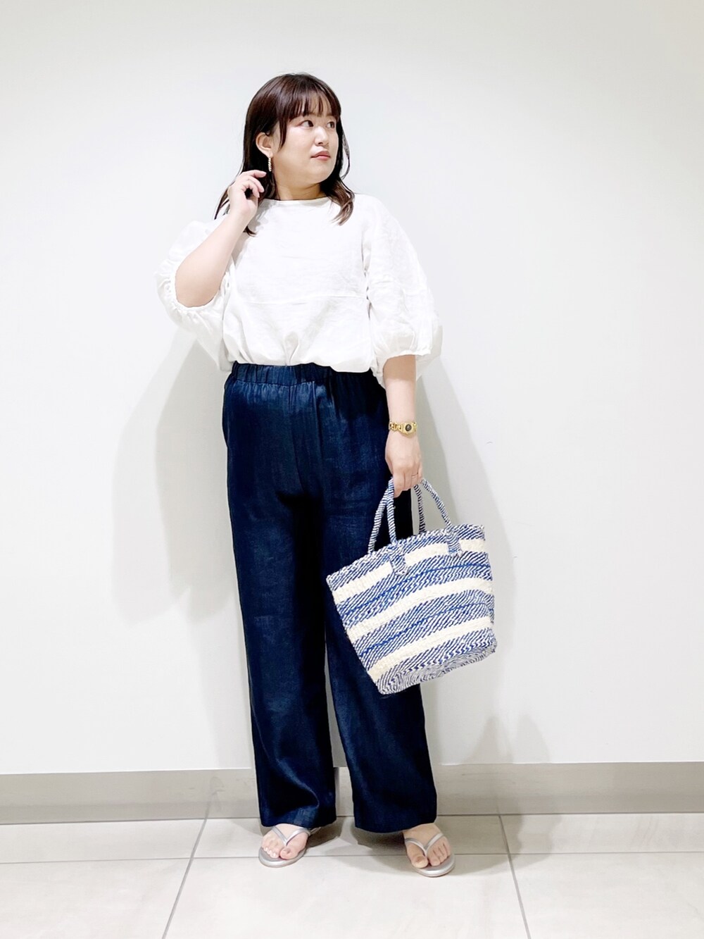 ホワイト系のシャツ/ブラウス、ブルー系のその他パンツ、ブルー系のハンドバッグを着用したレディースの夏コーディネートの10枚目の写真