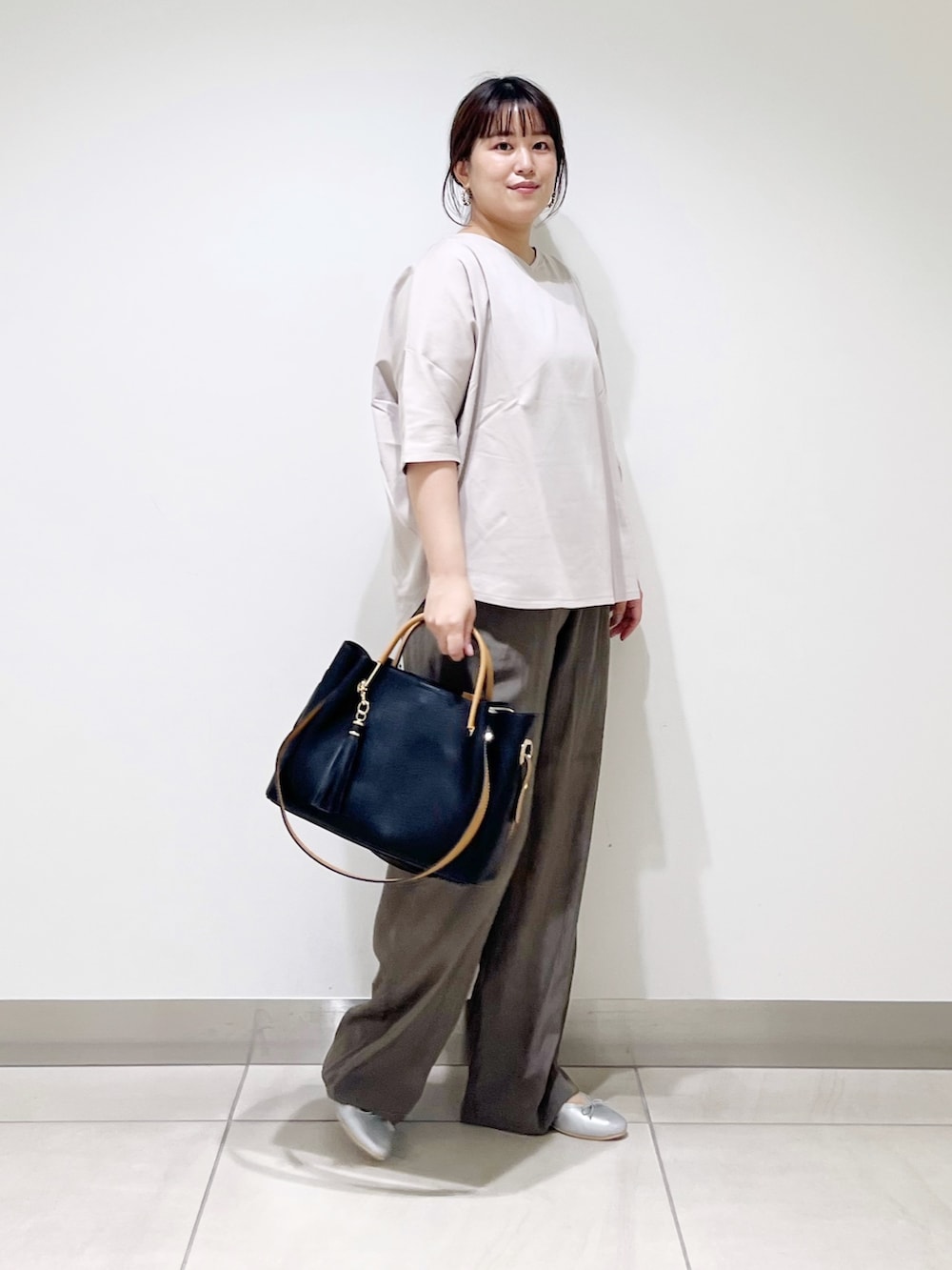 グレー系のTシャツ/カットソー、ブラック系のトートバッグ、ブラウン系のその他パンツを着用したレディースの夏コーディネートの5枚目の写真