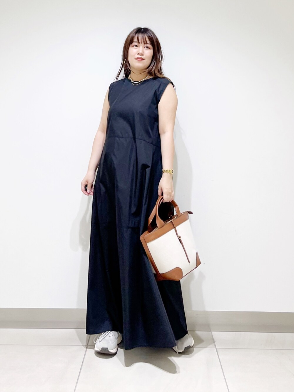 ブラック系のワンピース/ドレス、イエロー系のトートバッグ、グレー系のスニーカーを着用したレディースの夏コーディネートの10枚目の写真